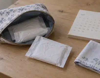 trousse préparée pour les premières règles avec protections et calendrier